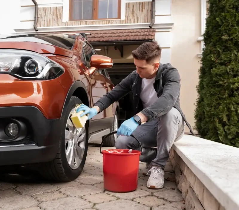 Lavage auto à domicile Le Folgoët : professionnel intervenant sur un véhicule